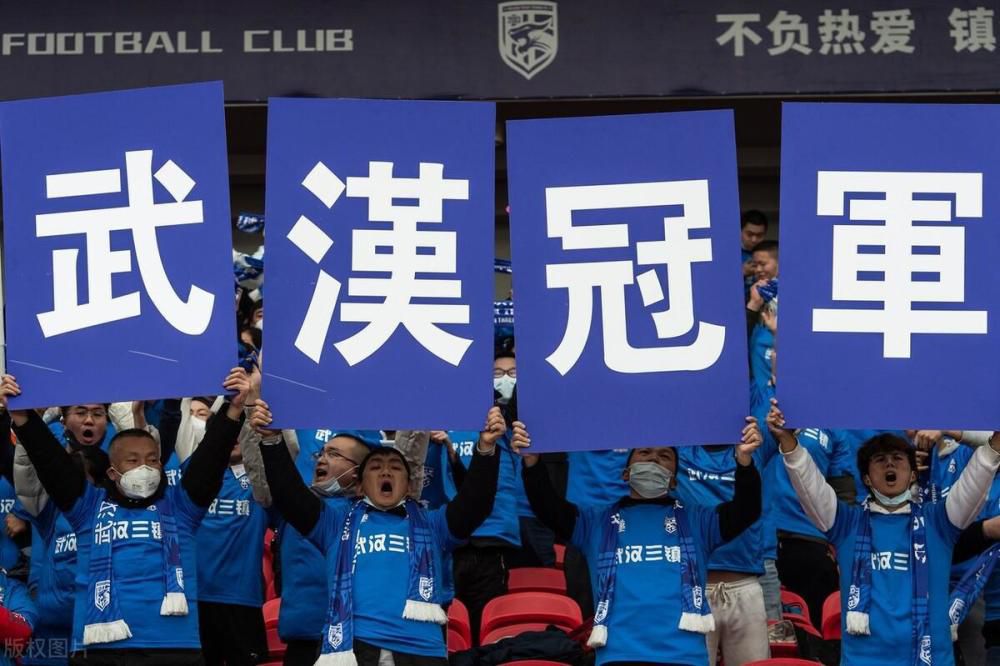 【比赛焦点瞬间】第2分钟，曼城反击机会，福登接到队友直塞，单刀球来到禁区小角度射门被卡明斯基扑出，B席补射打偏了。